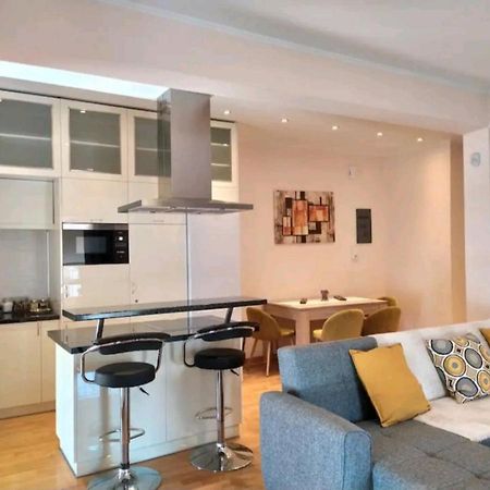 Stylish -Modern Apartment Heart Of Marousi 아테네 외부 사진